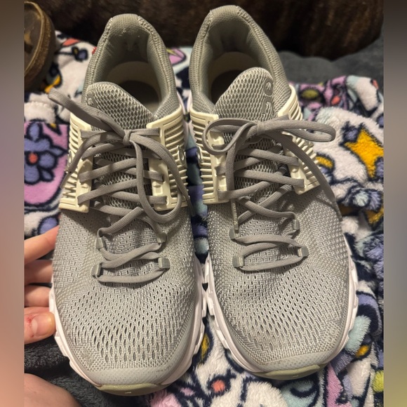 ON CLOUD RUNNING SHOES - Picture 2 of 6